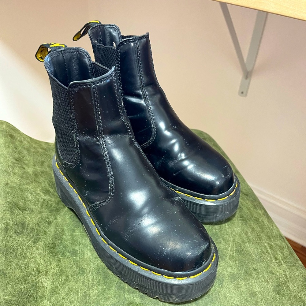 Dr. Martens 2976 Platform Chelsea Boot - Black
Color
